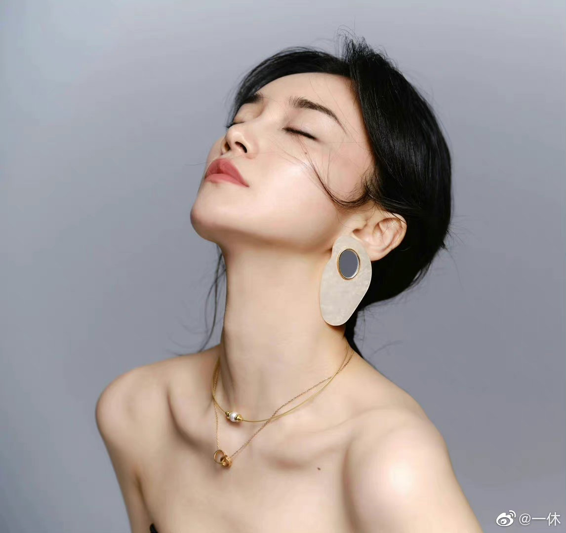 美女演员—赵菲 河北保定姑娘赵菲黑色抹胸小上衣的妆扮怎么样