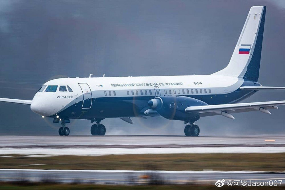 伊尔-114-300涡桨支线客机原型机在茹科夫斯基机场进行地面滑行测试