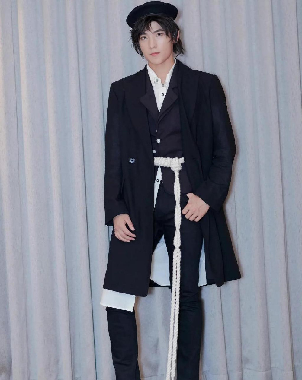 长款西装显短板？这几位明星却完美驾驭，肖战王一博视觉盛宴休闲区蓝鸢梦想 - Www.slyday.coM