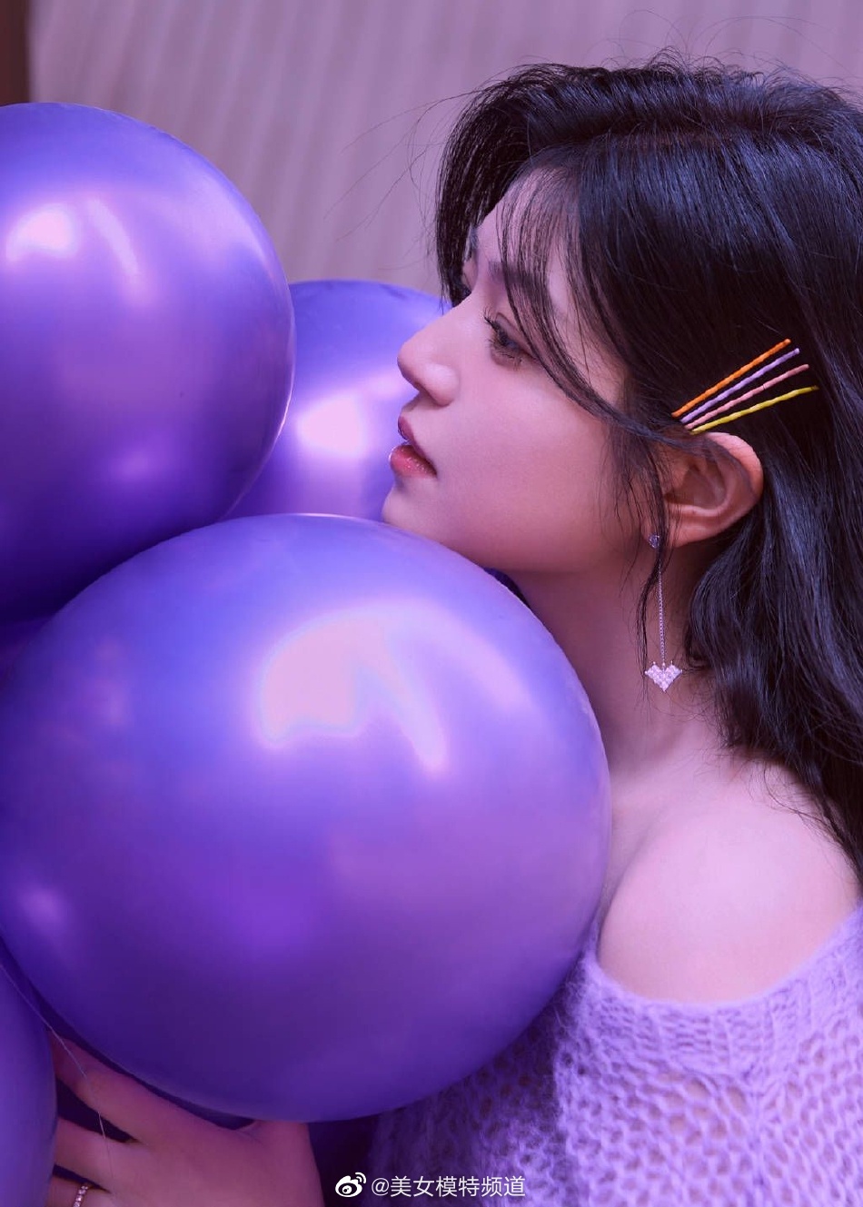 陈妍希紫色梦境写真释出手捧气球笑容清甜可人