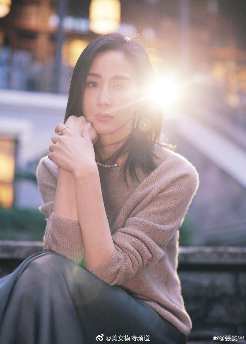 张钧甯晒古镇写真照端坐船头知性又恬静