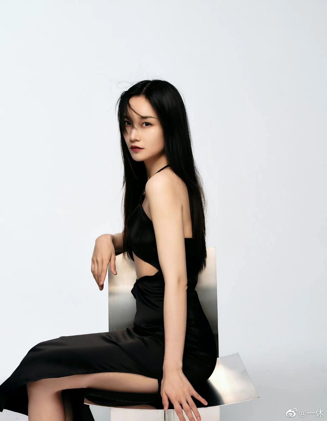 美女演员赵菲河北保定姑娘赵菲黑色抹胸小上衣的妆扮怎么样