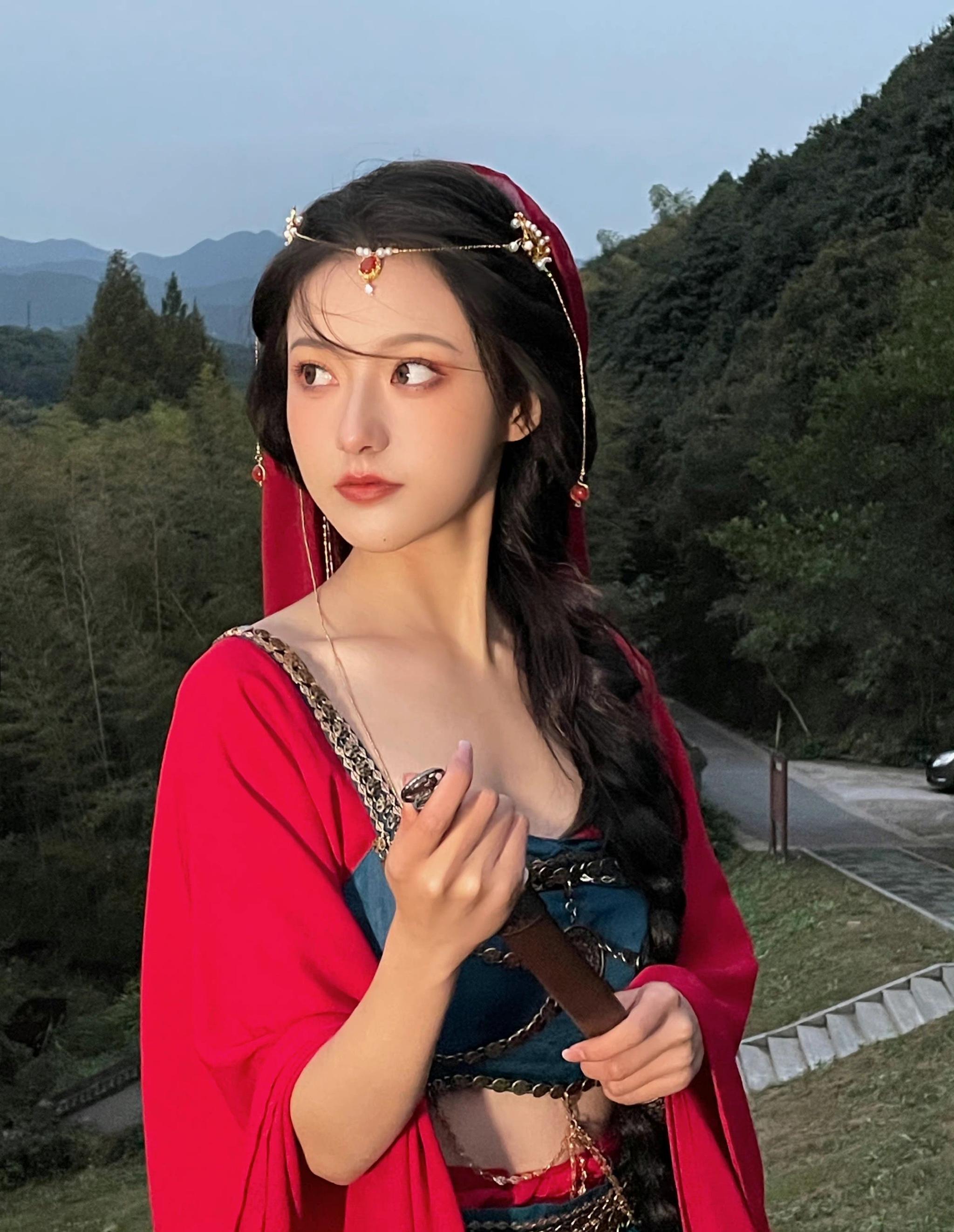 出生于2000年3月8日,来自浙江理工大学,双鱼座