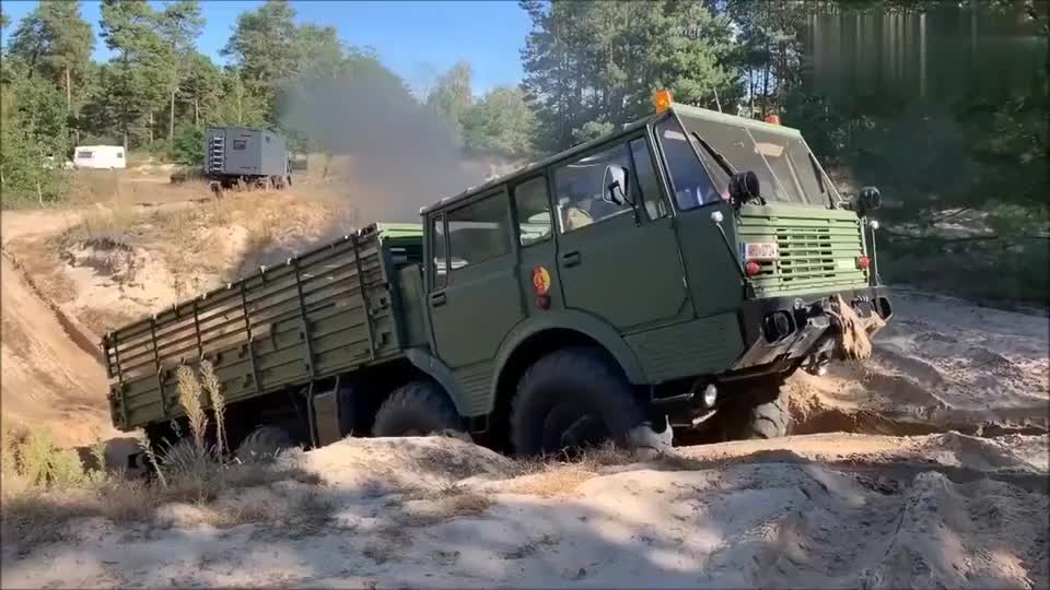 军用卡车就是不一样, 就单性能就杠杠的, 这是民用卡车不能比的!