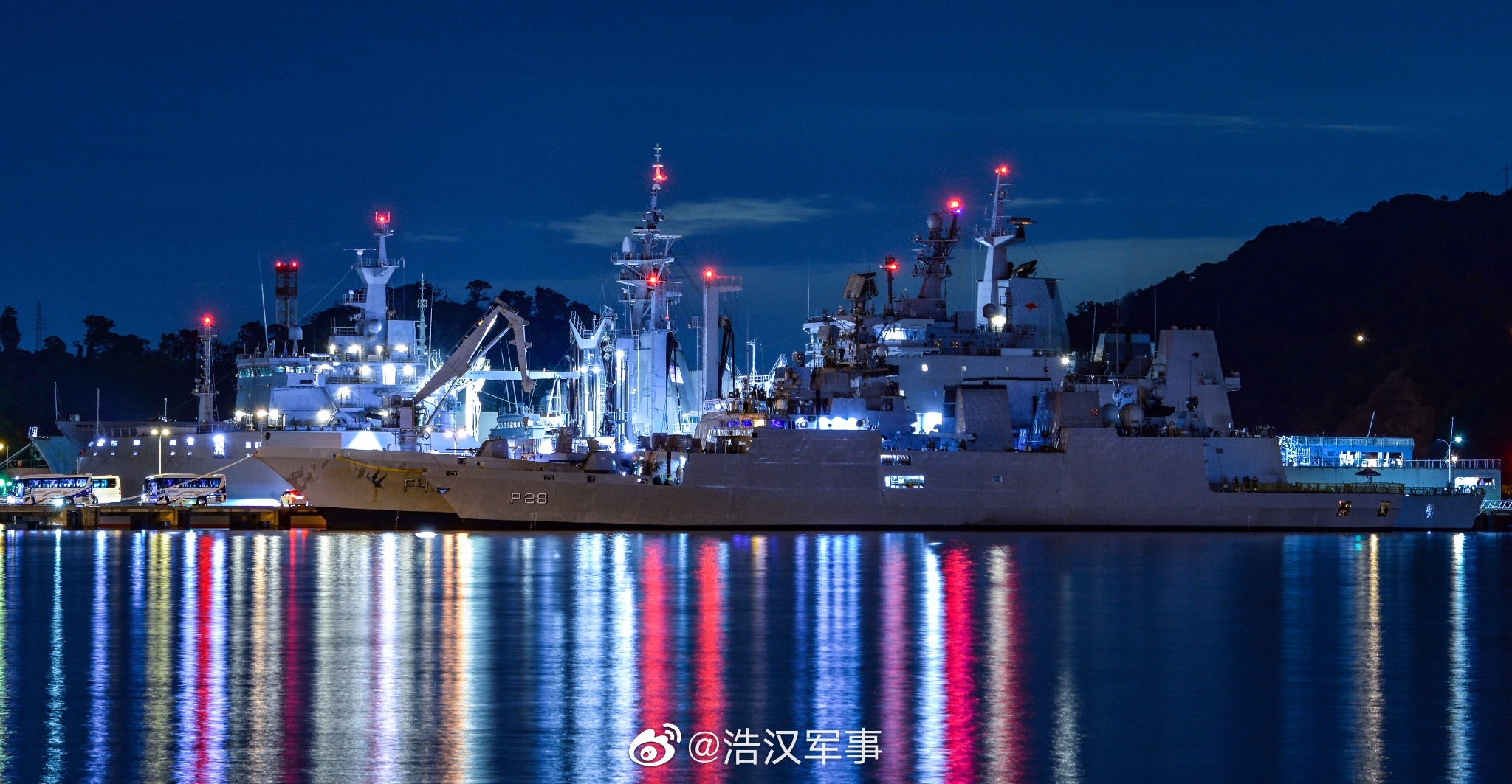 观舰式前的日本横须贺军港__财经头条