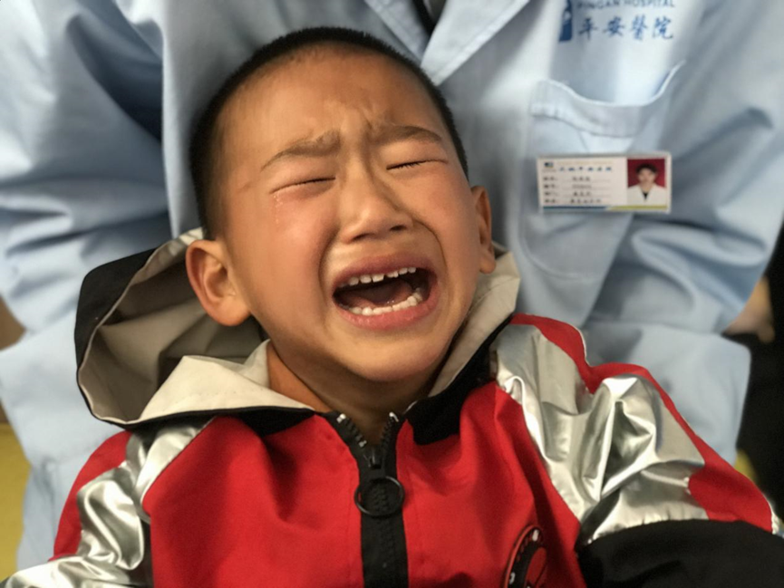 男婴9 个月大高烧不退，确诊重症后母亲失联，奶奶携孙求医双眼险熬瞎