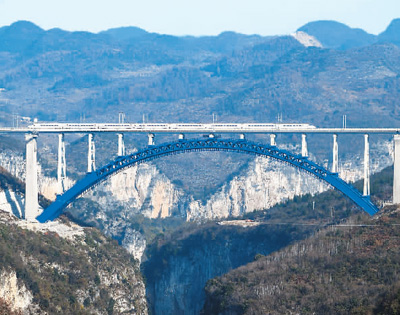 一列动车组列车从成贵高铁西溪河大桥上驶过.新华社记者 杨文斌摄