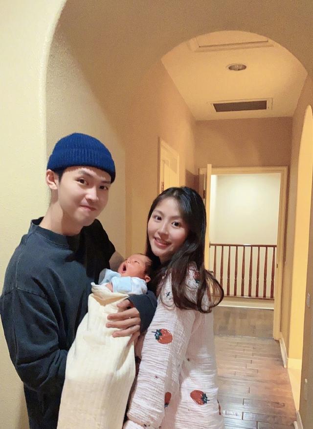 宁桓宇当爸后首晒全家福,与老婆甜蜜亲吻,儿子小七表情包丰富