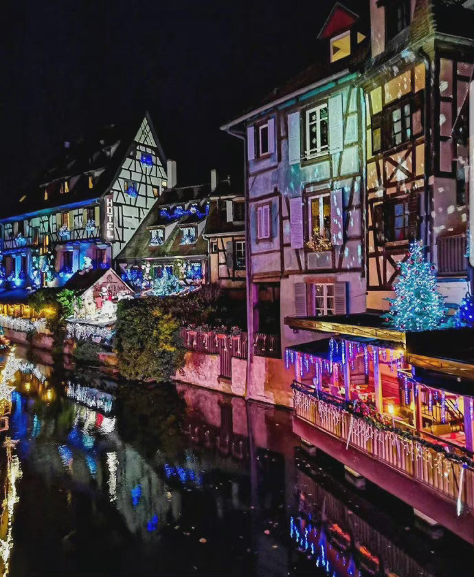 夜晚的法国小镇科尔马小镇仿若童话世界