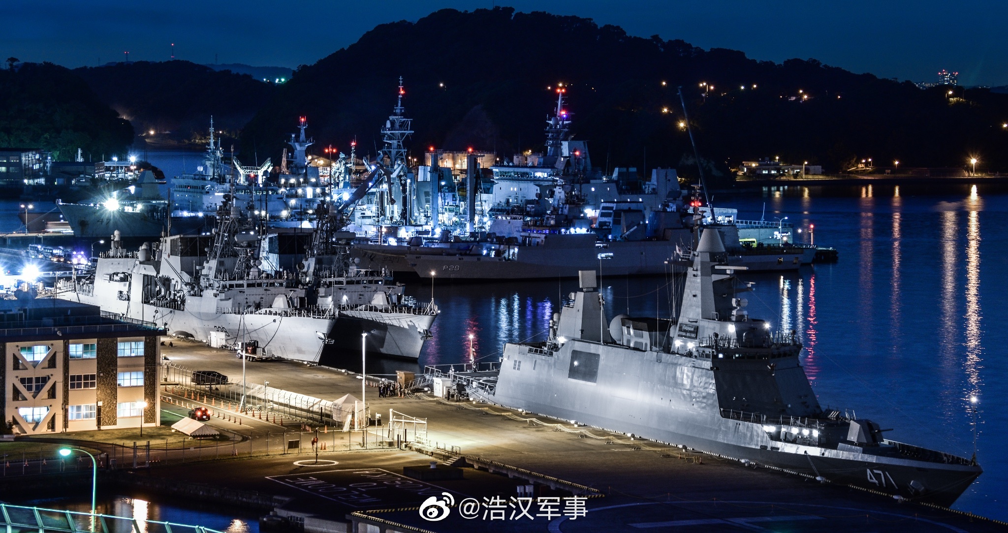 观舰式前的日本横须贺军港__财经头条