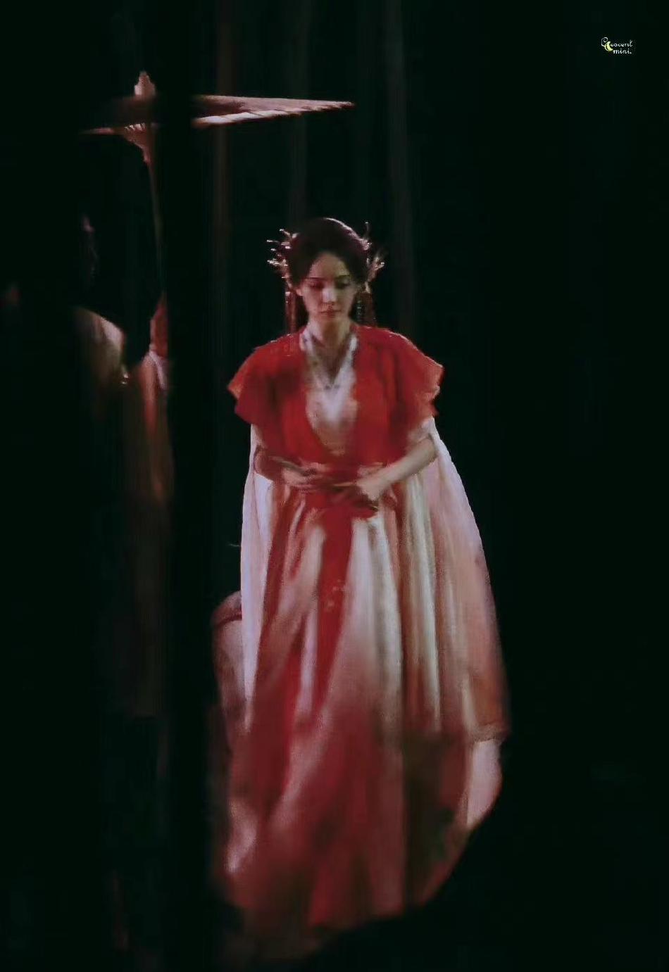 《狐妖小红娘月红篇》路透流出，杨幂撑伞出境，白衣造型太美休闲区蓝鸢梦想 - Www.slyday.coM