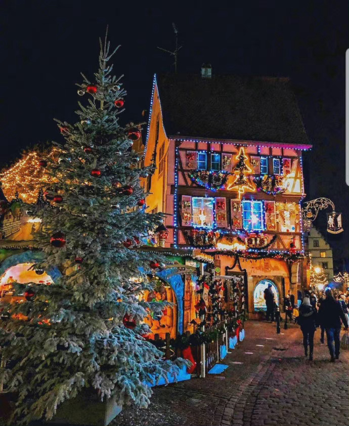 夜晚的法国小镇科尔马小镇仿若童话世界