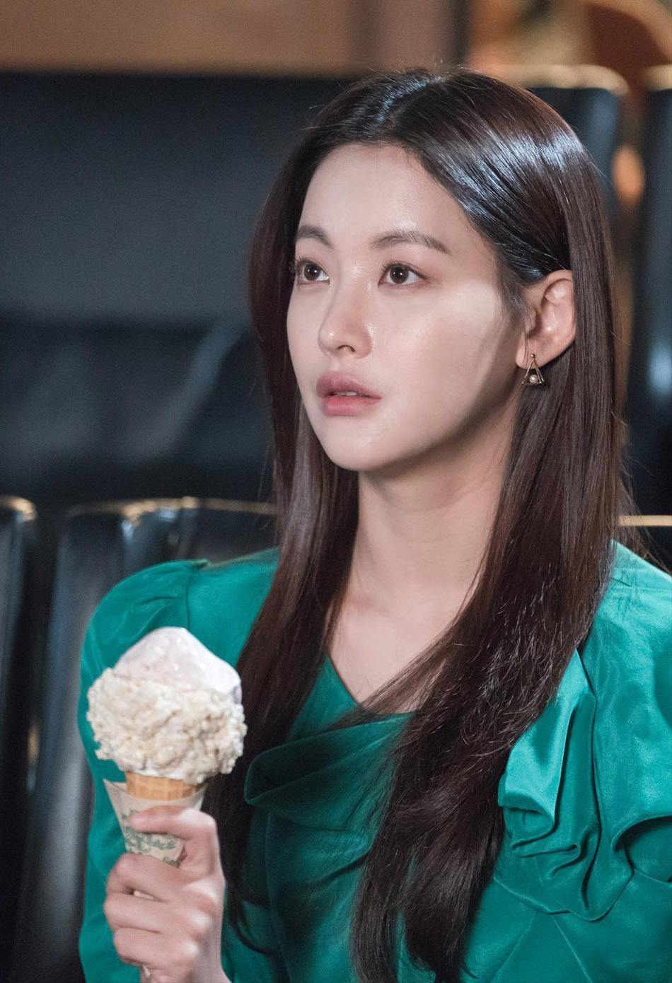 在和玄彬疑似恋情曝光前,吴涟序唯一公开的是和比自己小2岁的金汎之间