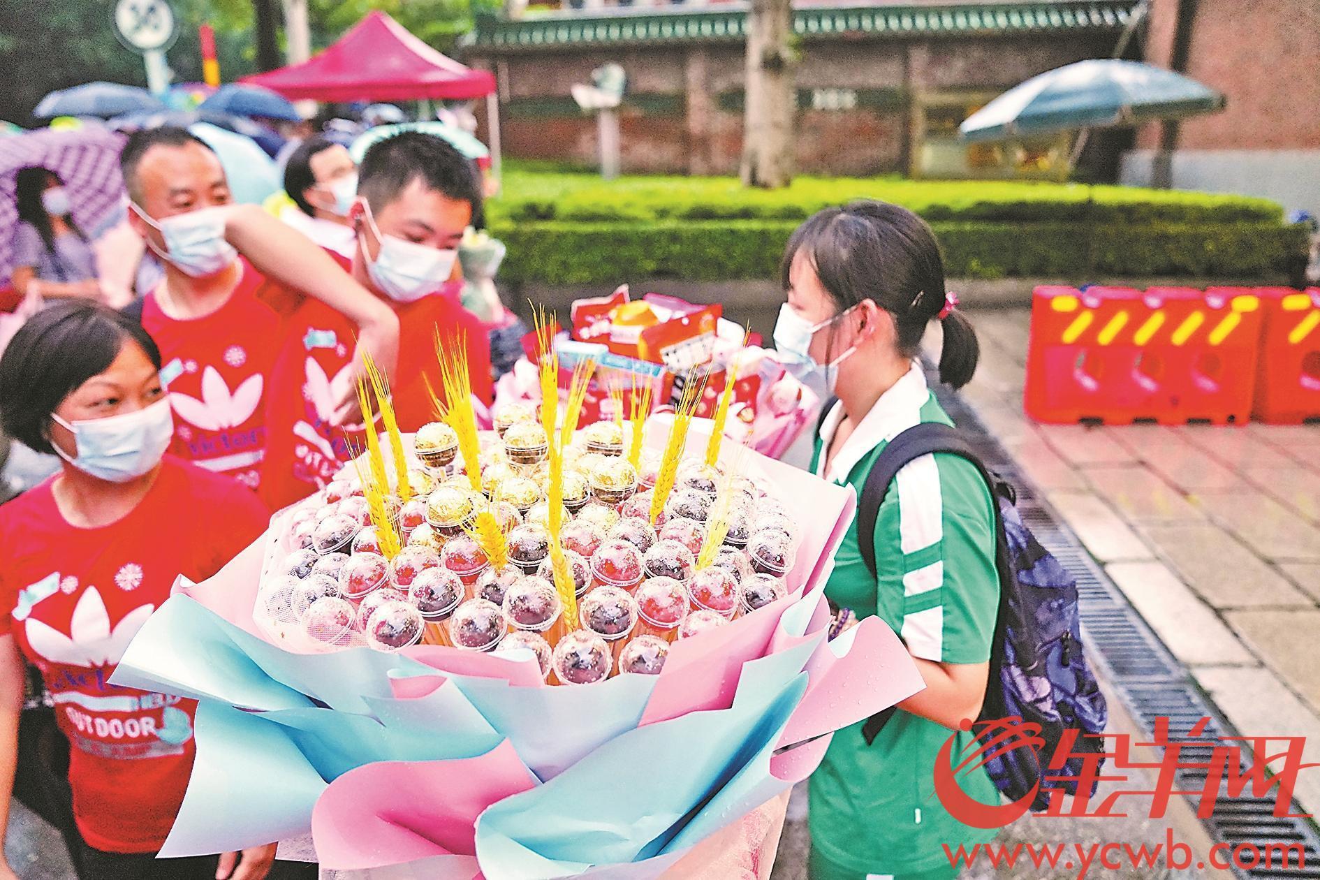 2022高考进行时丨结束一场大考 高考生们最想干啥?休闲区蓝鸢梦想 - Www.slyday.coM 2022高考进行时丨结束一场大考 高考生们最想干啥?休闲区蓝鸢梦想 - Www.slyday.coM