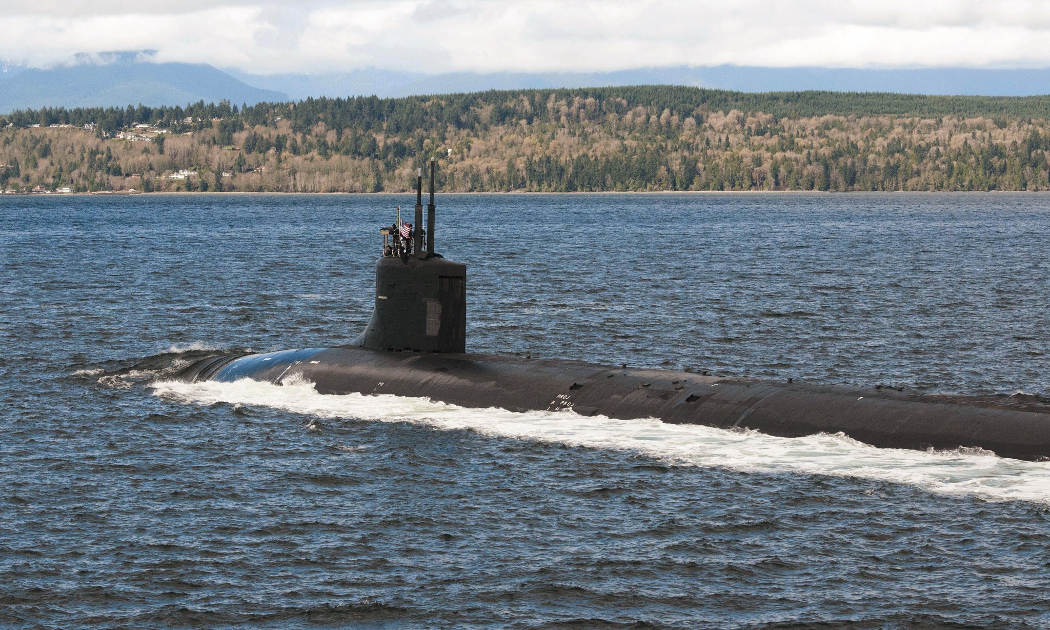 美国海军吉米·卡特号(ssn 23)海狼级攻击核潜艇进入圣迭戈军港