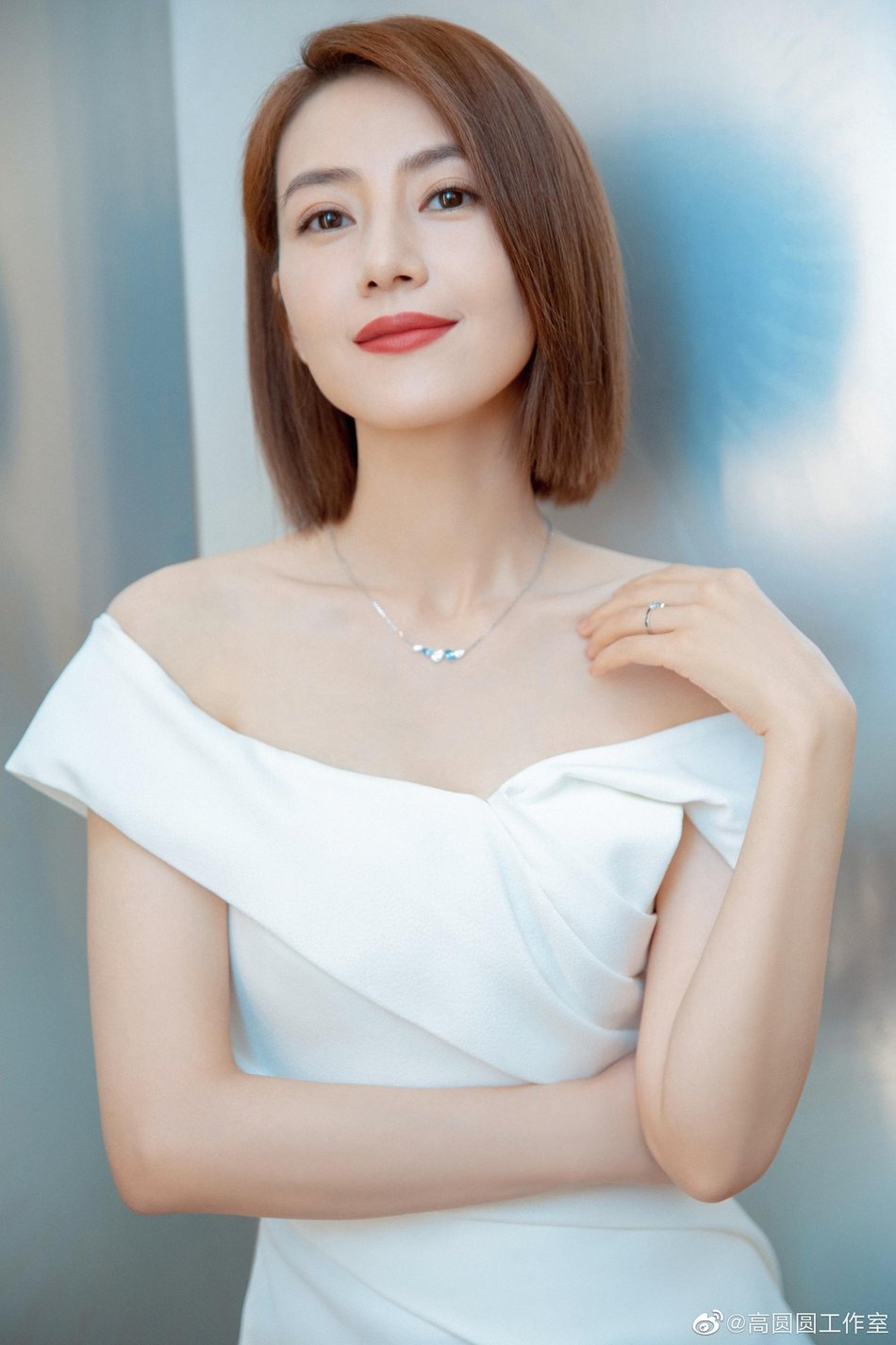 高圆圆穿白色露肩曳地裙超女神 新发色衬托精致妆容好优雅_高清图集