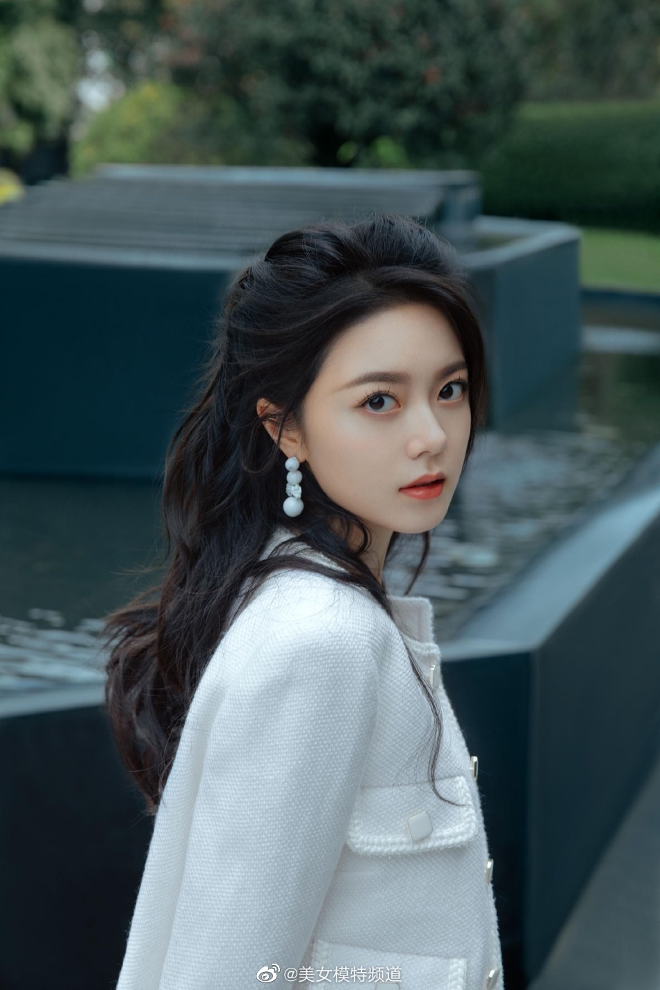 赵今麦纯白look穿搭写真释出卷发半马尾造型好灵动