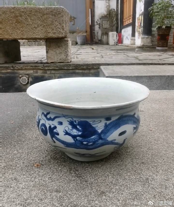 雍正民窑青花双龙戏珠图钵式香炉|风景图|下颌骨|龙嘴|锯齿状|扁圆_新浪新闻