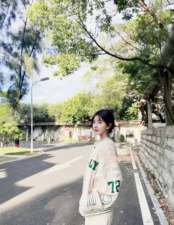 赵露思接受采访时，走好人生的一步，家人是坚强的后盾休闲区蓝鸢梦想 - Www.slyday.coM