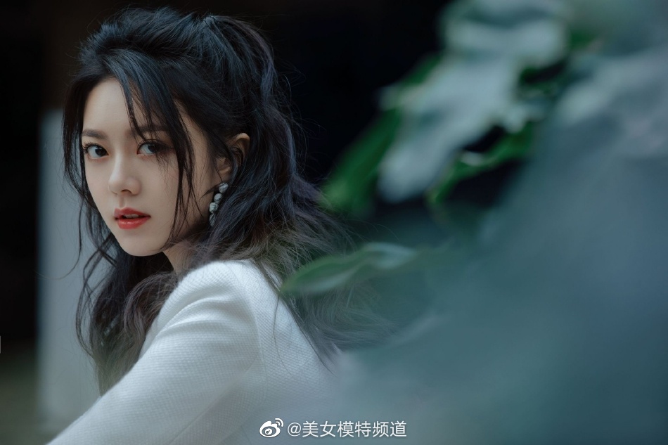 赵今麦纯白look穿搭写真释出卷发半马尾造型好灵动