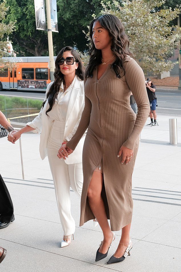 科比日瓦妮莎出庭笑容甜美比大女儿青春体重200斤小腹却平坦