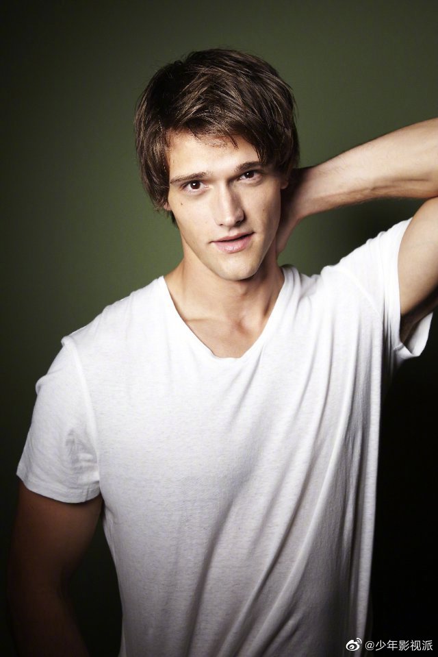 《闪电侠》剧组开除演员hartley sawyer,他在剧中饰演伸缩人拉尔夫