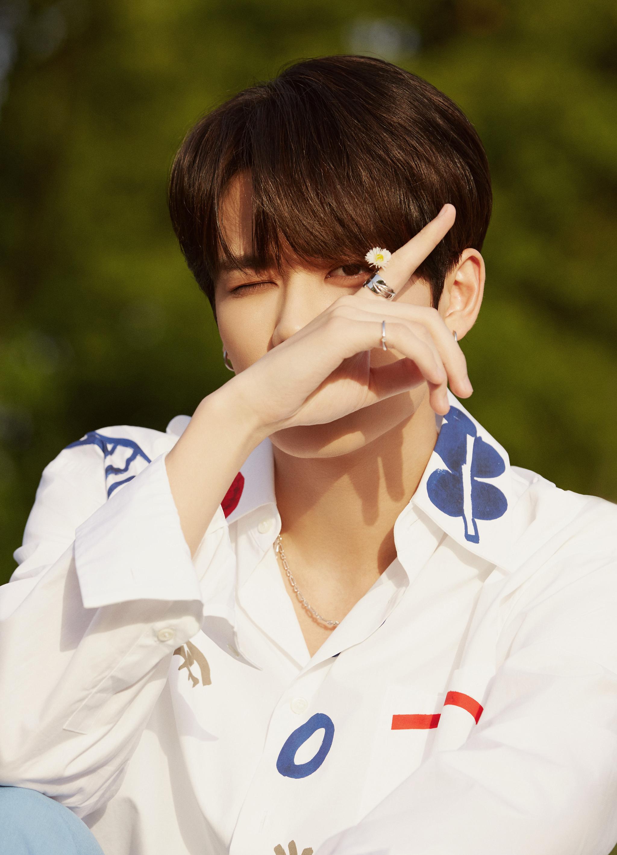 林彦俊写真大片～身穿白色衬衫牛仔裤的干净少年郁郁_高清图集_新浪网