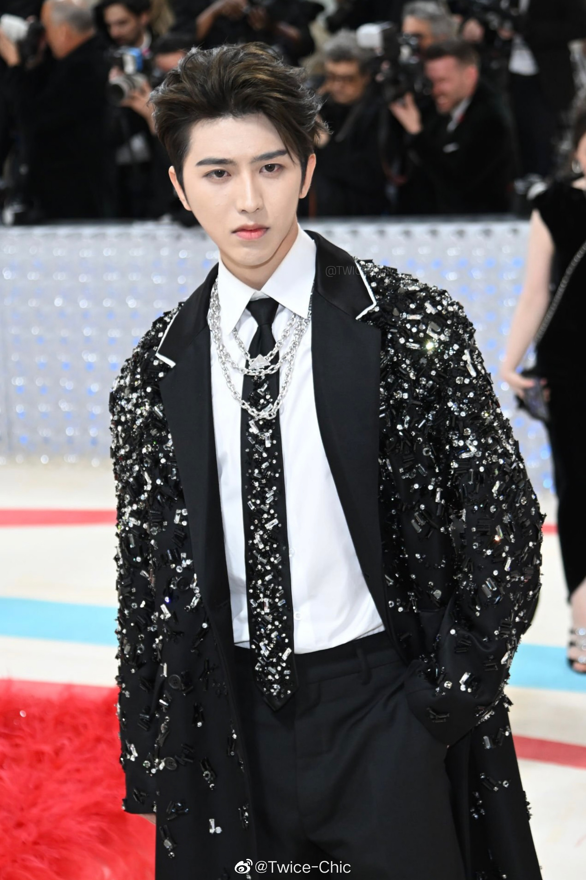 蔡徐坤红毯造型首次之旅