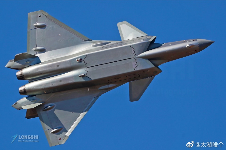 中国空军歼-20威龙战斗机,威武霸气犹如星际战舰.