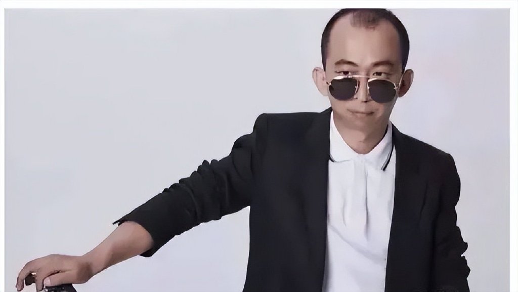 导演巨兴茂小娇妻生产在即晒孕照,手托大肚很幸福,日子过得有滋有味