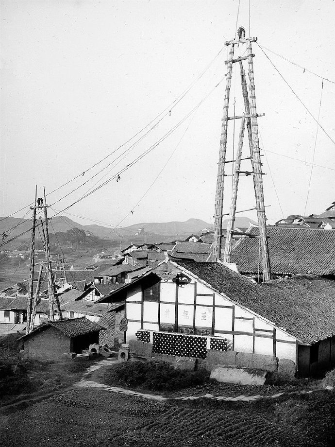 四川自贡井盐生产,人力采盐的时代缩影.1929年.