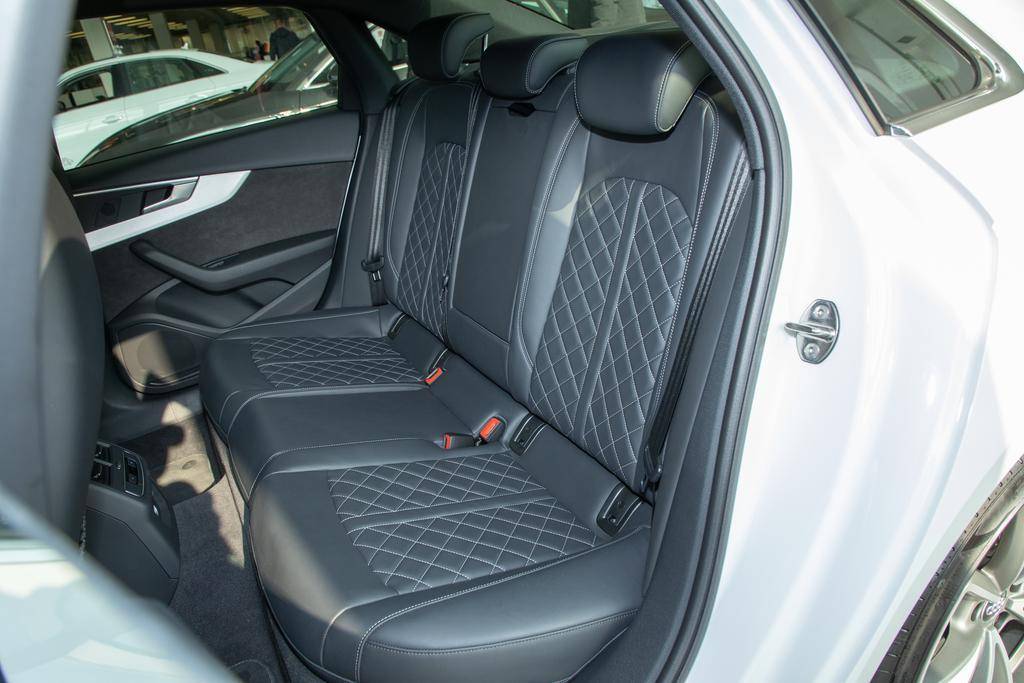 动态矩阵LED、运动扰流，奥迪S4卖45.98万，能干掉C级AMG吗？