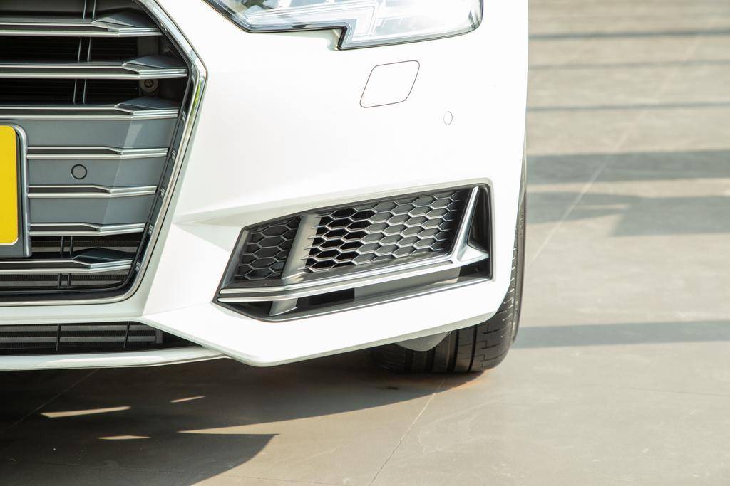 动态矩阵LED、运动扰流，奥迪S4卖45.98万，能干掉C级AMG吗？