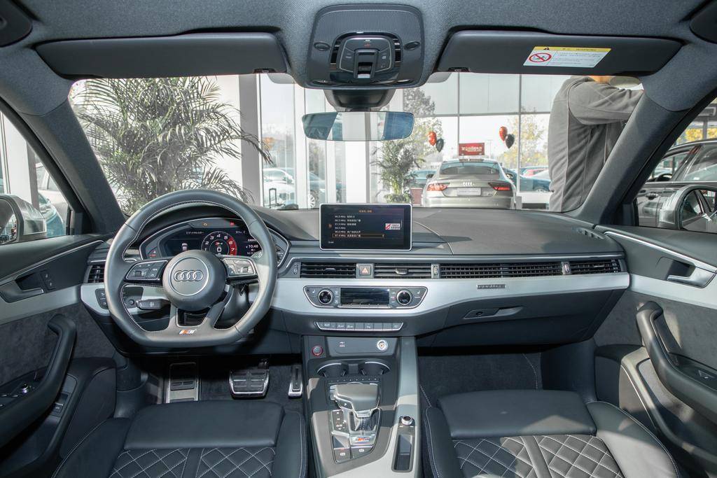 动态矩阵LED、运动扰流，奥迪S4卖45.98万，能干掉C级AMG吗？