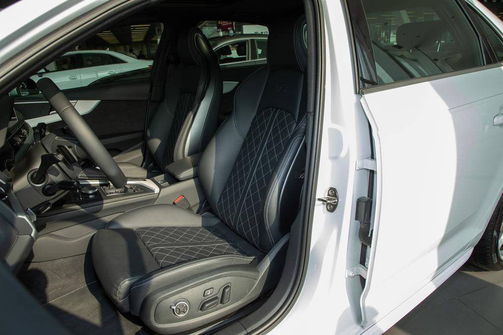 动态矩阵LED、运动扰流，奥迪S4卖45.98万，能干掉C级AMG吗？