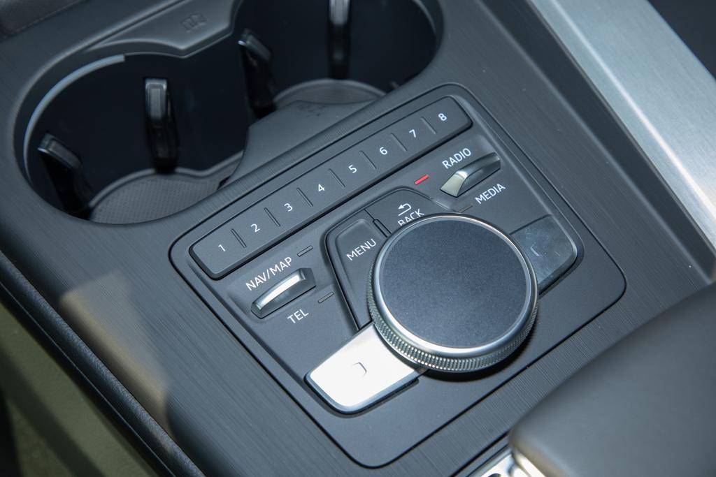 动态矩阵LED、运动扰流，奥迪S4卖45.98万，能干掉C级AMG吗？