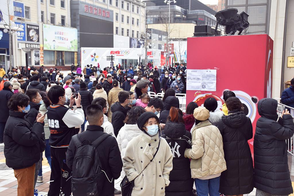 北京:市民排队购买"冰墩墩"场面火爆