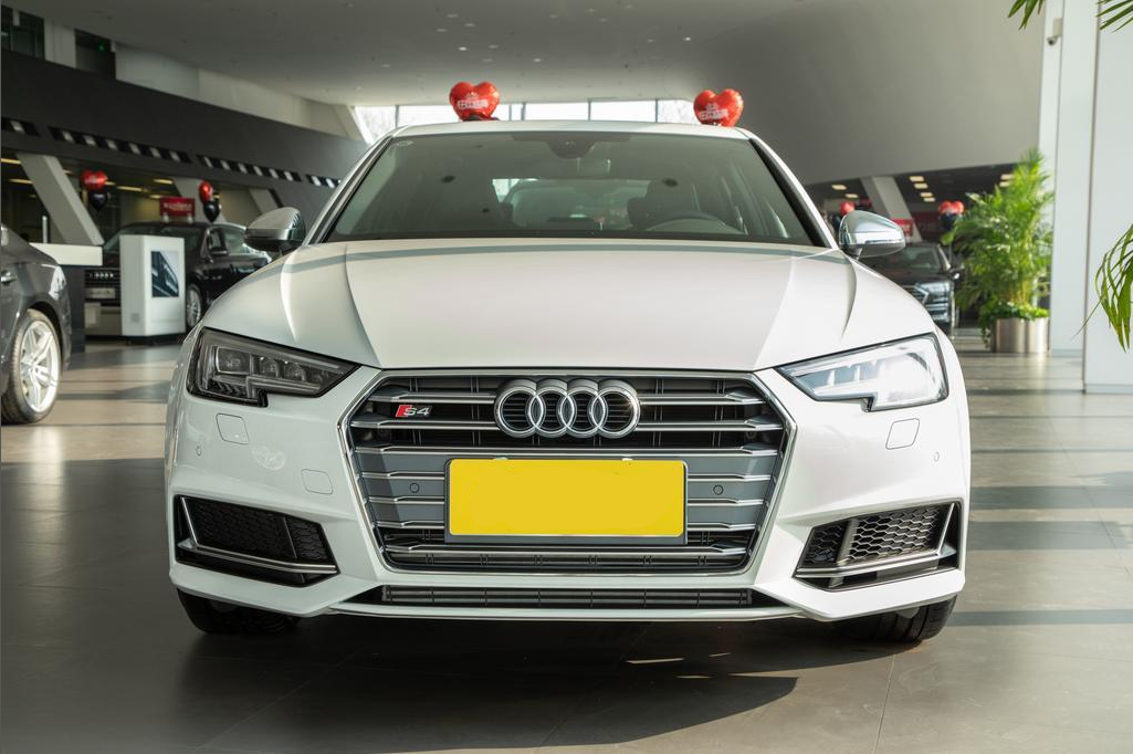 动态矩阵LED、运动扰流，奥迪S4卖45.98万，能干掉C级AMG吗？