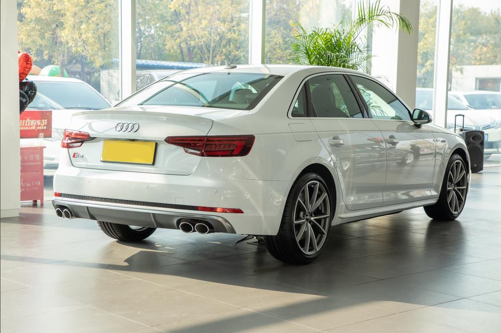 动态矩阵LED、运动扰流，奥迪S4卖45.98万，能干掉C级AMG吗？