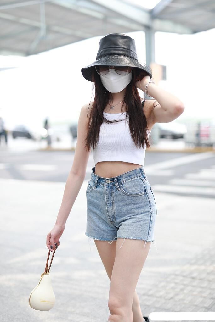 张天爱穿露脐装拍大片,"大肚子"引热议,被指"感觉有孕娠纹"