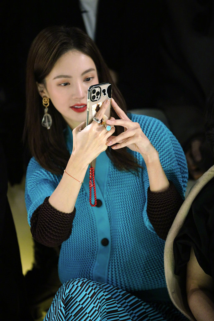 金晨身穿蓝色毛衣坐在台下,各个角度拍都很美