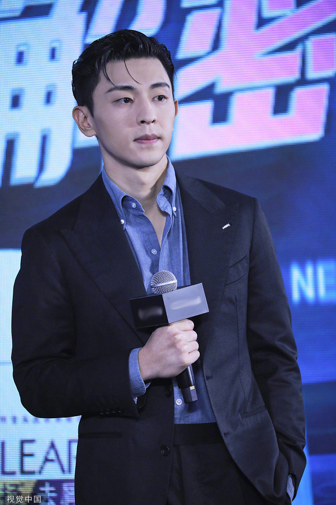 邓伦上海活动西装背头帅气的绅士伦