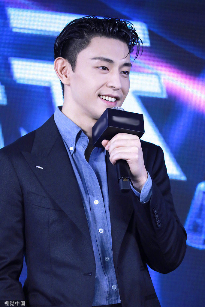 邓伦上海活动西装背头帅气的绅士伦