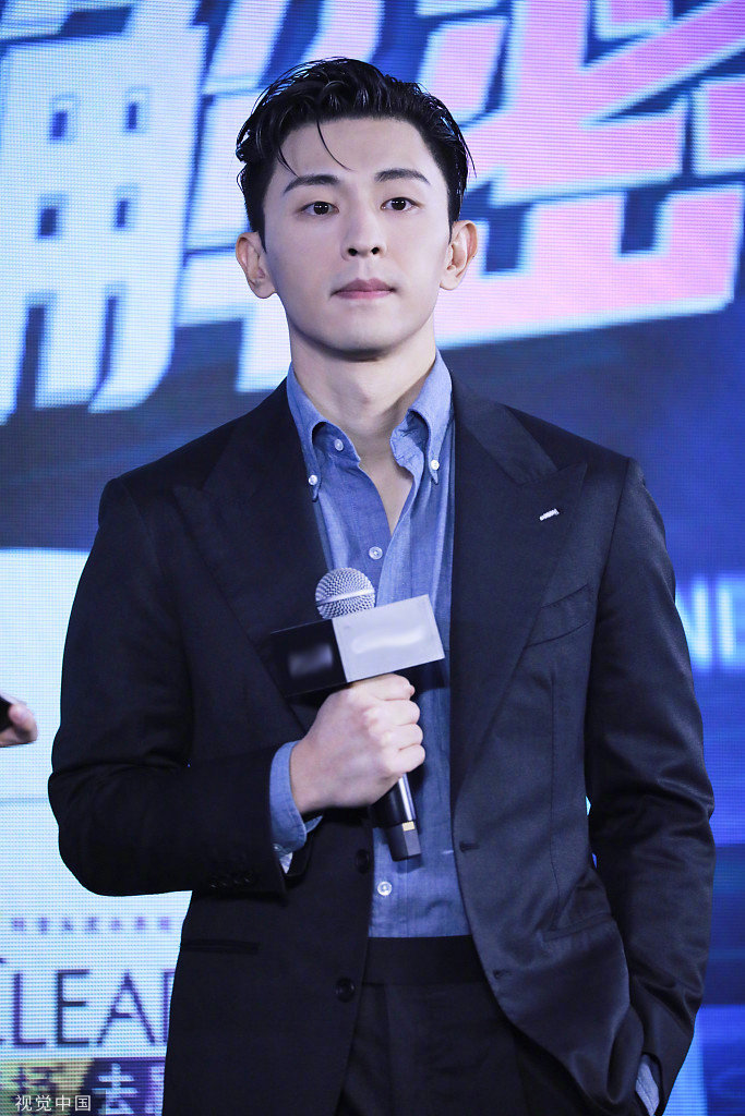 邓伦上海活动西装背头帅气的绅士伦