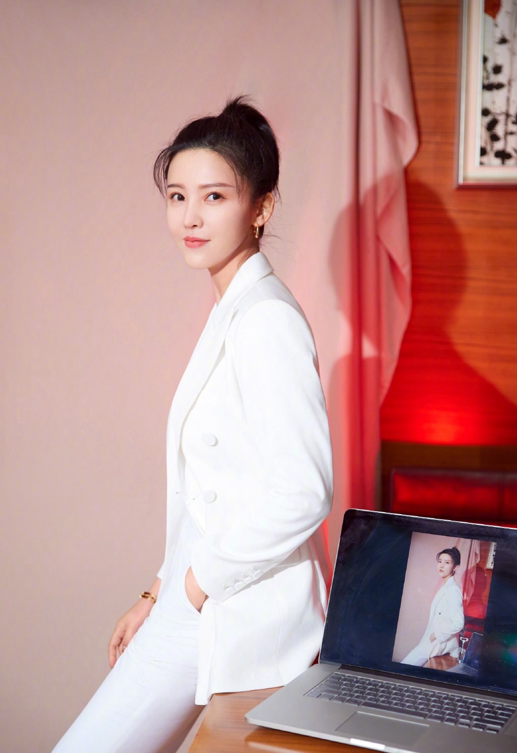 杨子姗|纯白西装优雅写真