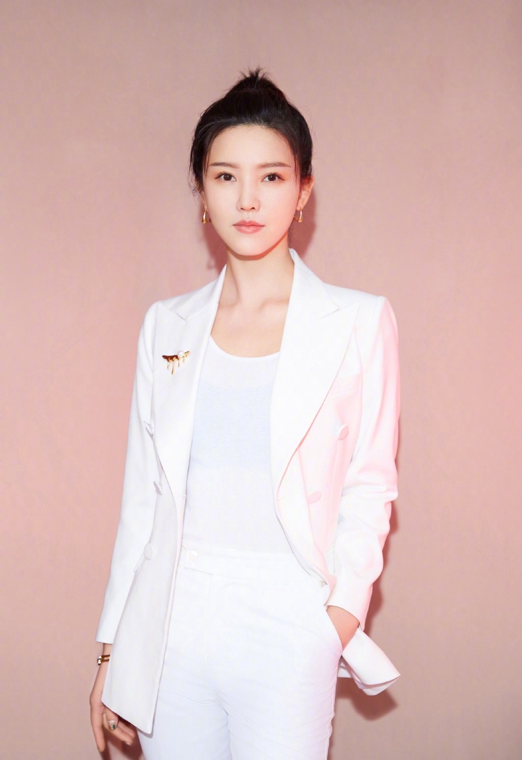 杨子姗|纯白西装优雅写真