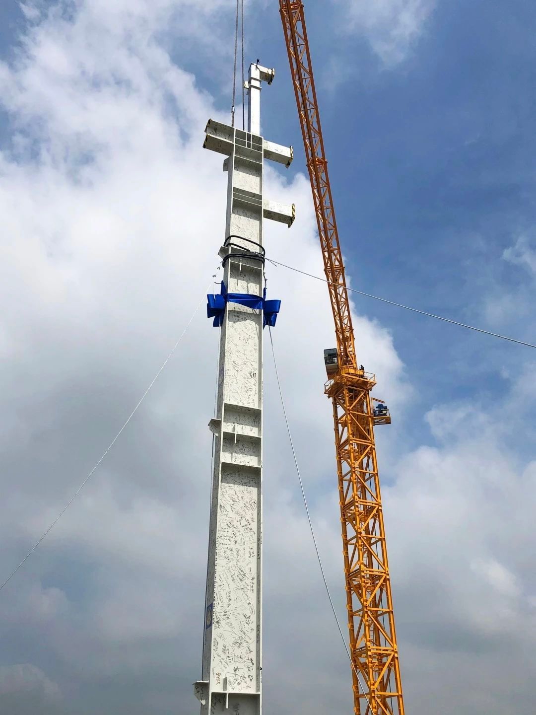 首根钢结构柱安装完成,这也标志着园区的地上建设施工正式启动