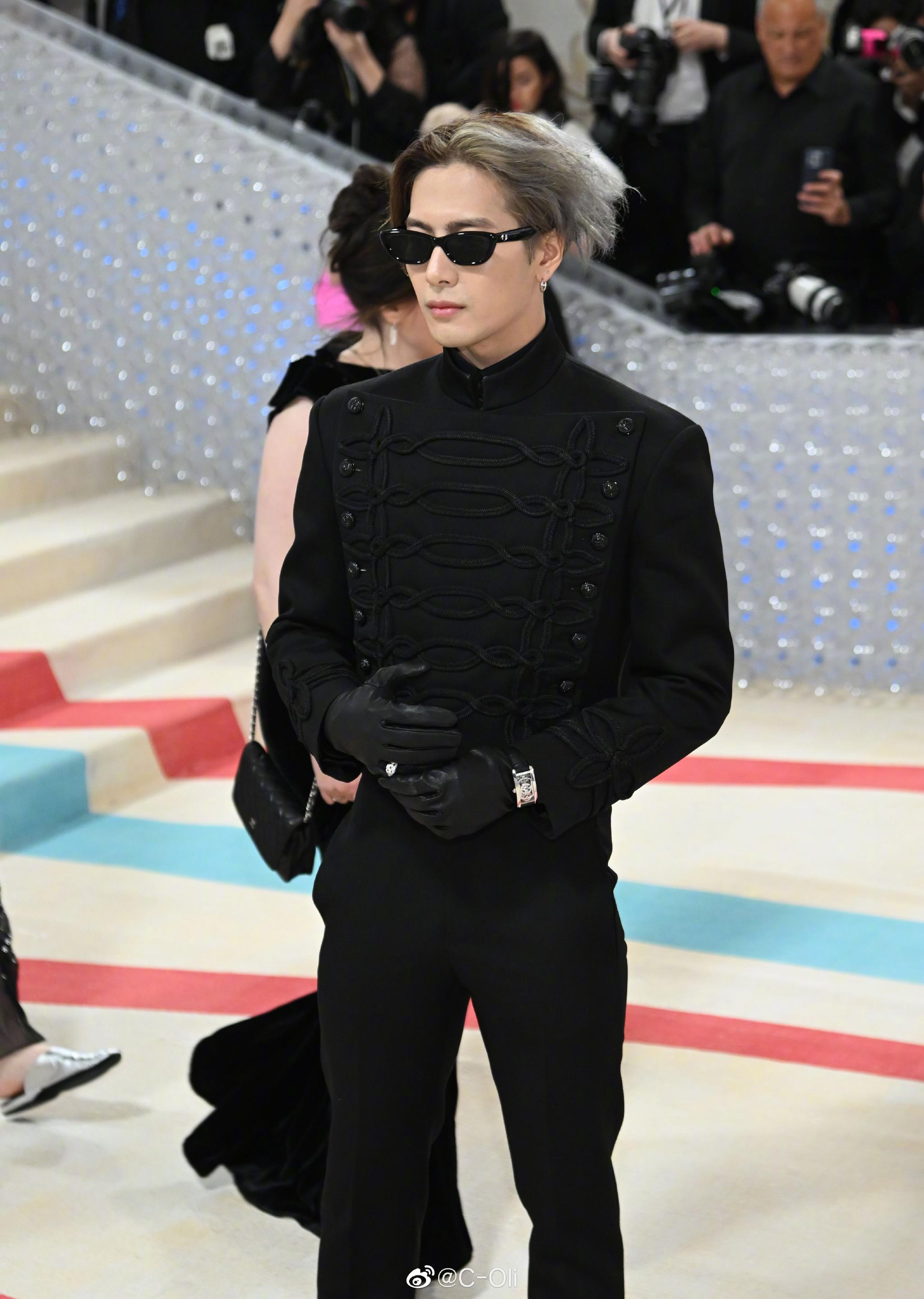 王嘉尔受邀出席met gala盛会……__财经头条