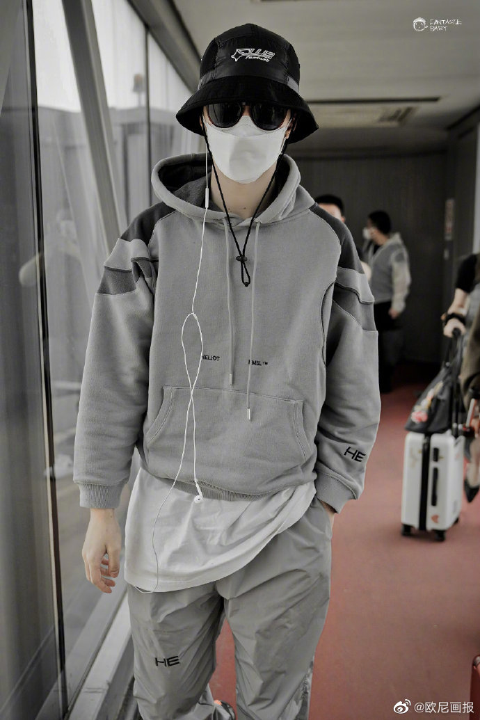 范丞丞|一则机场look分享拼色卫衣叠穿白色t恤