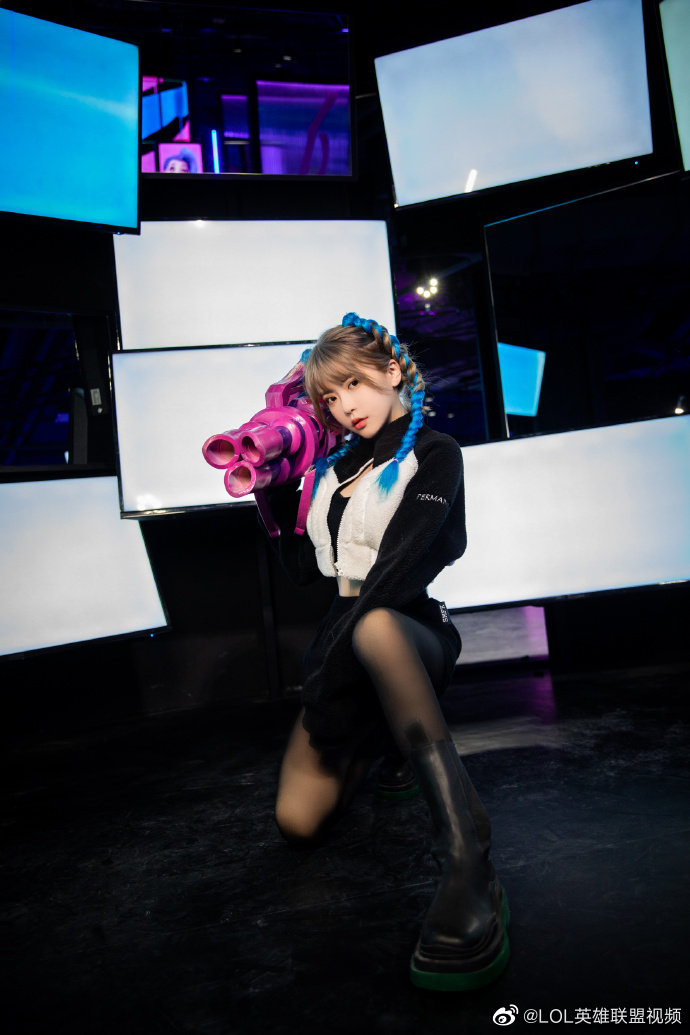 周淑怡晒照:外边只有8度 可我怀里有37度!_高清图集_新浪网